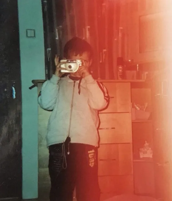 George Pantelimon, copil, fotografiind cu primul lui aparat foto