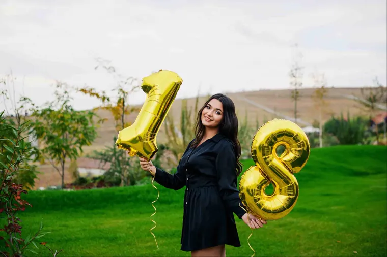 Tânără cu baloane 18 la majorat, fotograf Prahova